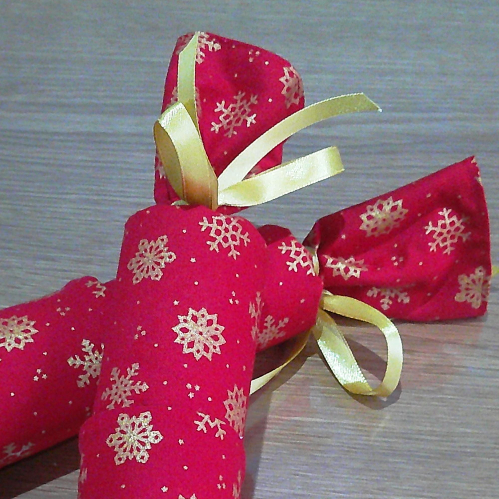 Red Gold Snowflake Fabric Reusable Christmas Cracker Pullable Eco Friendly Crackers Zero Waste, Stocking Christmas Table Decoration