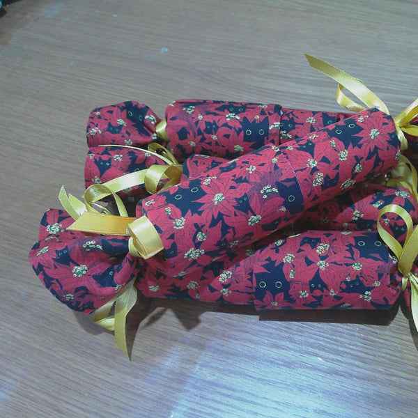 Reusable Christmas Cracker, Eco Friendly Sustainable Festive Table Decor, Refillable Zero Waste Holiday Gift Idea - Poinsettia Cat
