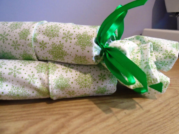 Reusable Christmas Cracker, Eco Friendly Sustainable Festive Table Decor, Refillable Zero Waste Holiday Gift Idea - Green Snowflake