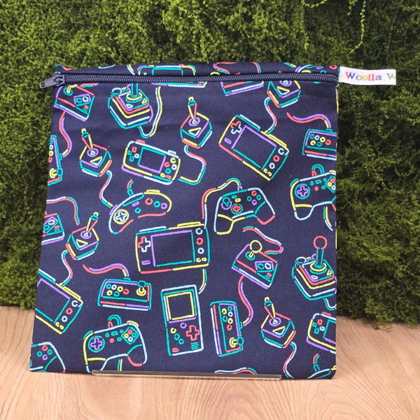 Reusable Sandwich Medium Pouch Eco-Friendly Waterproof Snack Bag, Fabric Zip Pouch for Food, Baked Goods, Everyday Gamer Consoles