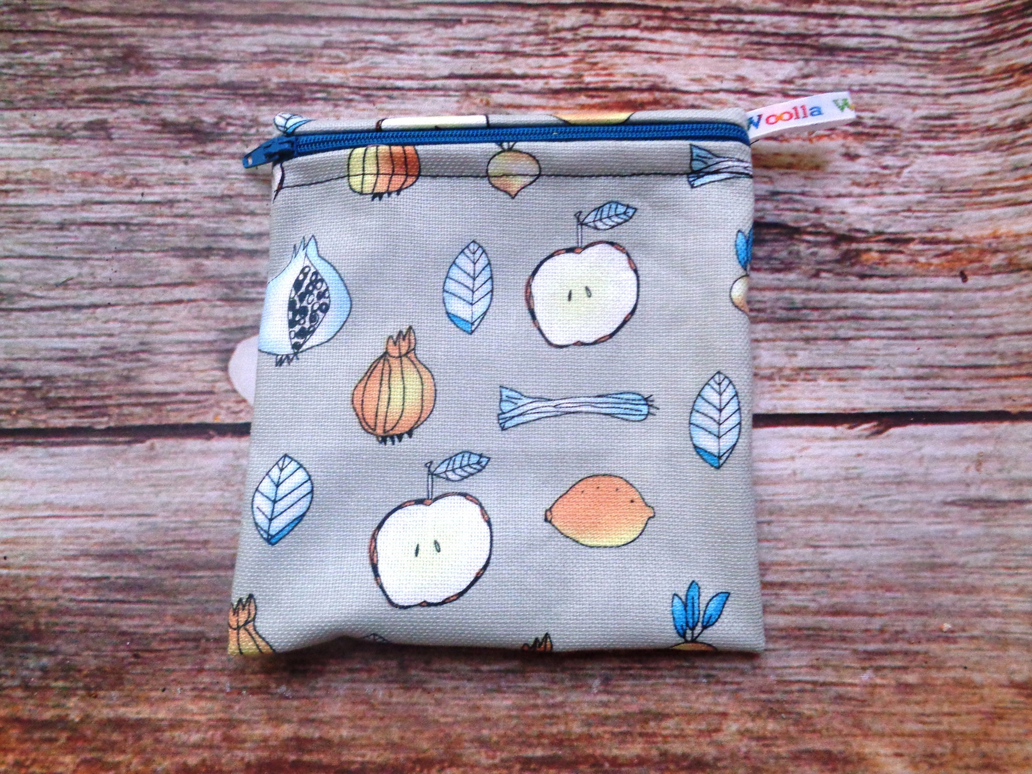 Grey Onion Leek Apple - Small Poppins Pouch Washable Snack Bag